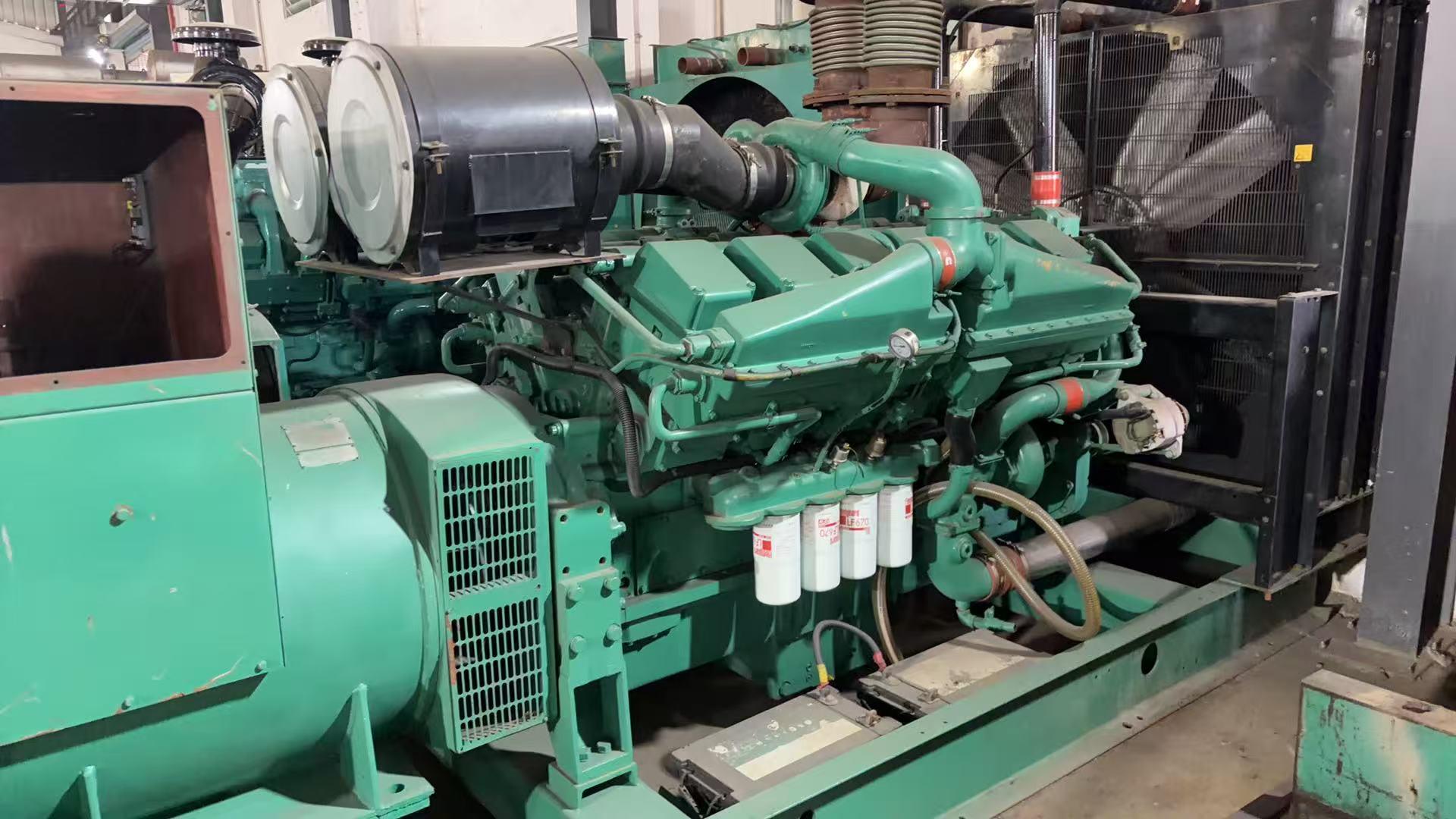 Cummins KTA38 side view